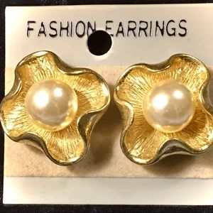 VINTAGE FASHION PEARL GOLD TONE CLIP EARRINGS New!